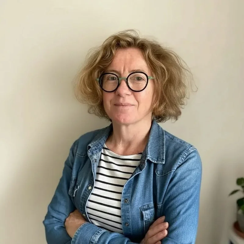 Brigitte en train de réaliser des crêpes sur le bilig