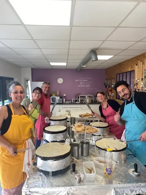 Groupe de stagiaires fiers après avoir réussi leurs crêpes et galettes lors de notre formation à Nantes